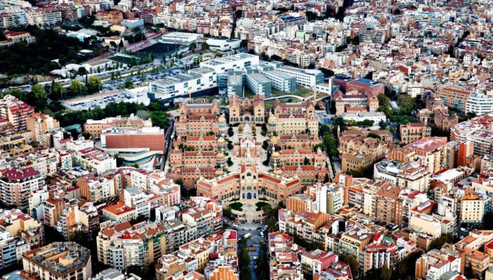 Vista d'ocell de l'Hosptail de la Santa Creu i Sant Pau, a l'Eixample de Barcelona