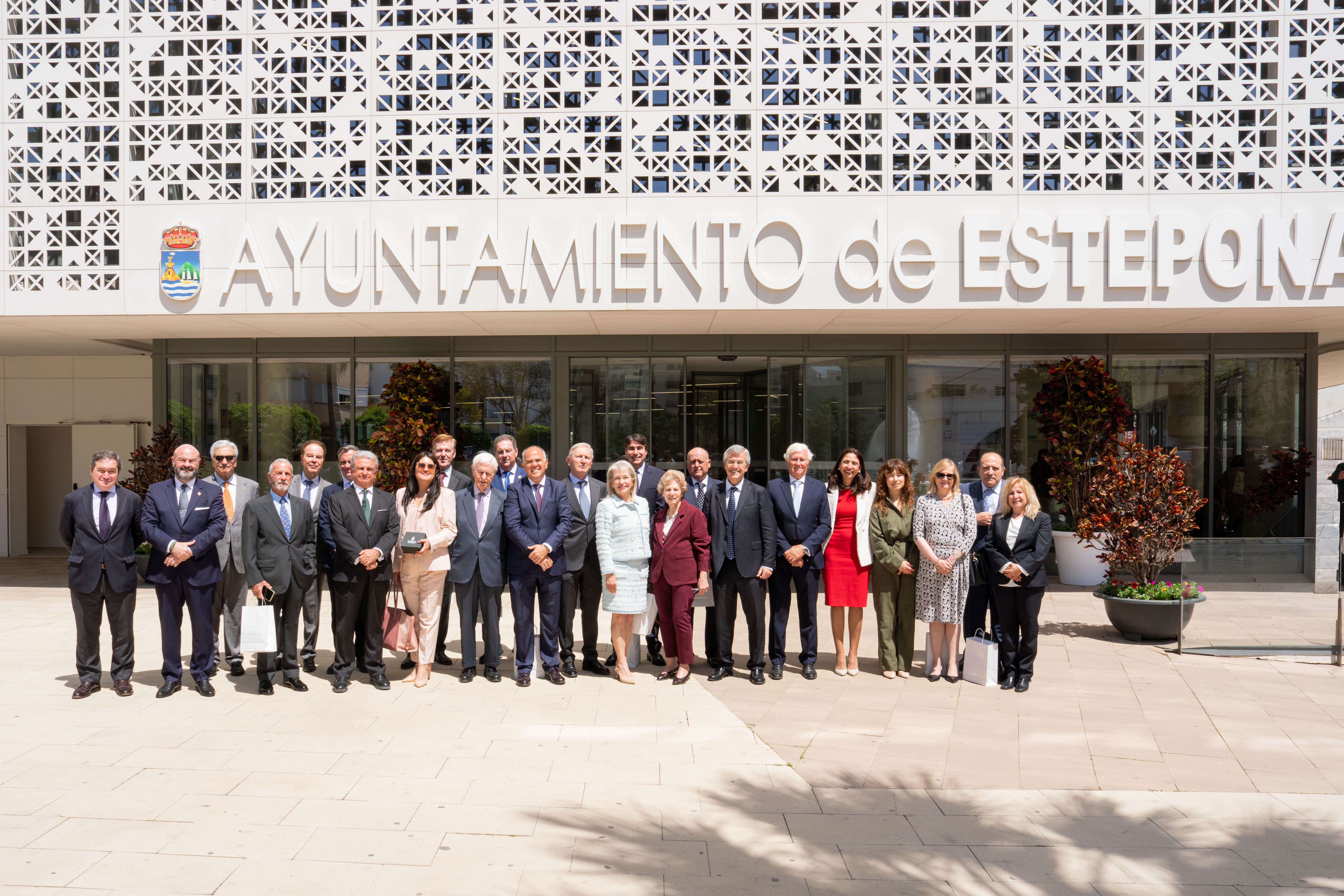 El Ayuntamiento de Estepona y el Cuerpo Consular de Málaga celebran un encuentro que sitúa a la ciudad como referente en cooperación internacional El Ayuntamiento de Estepona y el Cuerpo Consular de Málaga celebran un encuentro que sitúa a la ciudad como referente en cooperación internacional