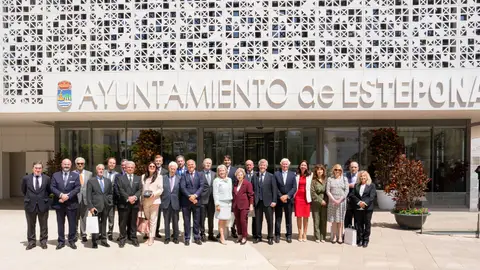 El Ayuntamiento de Estepona y el Cuerpo Consular de Málaga celebran un encuentro que sitúa a la ciudad como referente en cooperación internacional El Ayuntamiento de Estepona y el Cuerpo Consular de Málaga celebran un encuentro que sitúa a la ciudad como referente en cooperación internacional