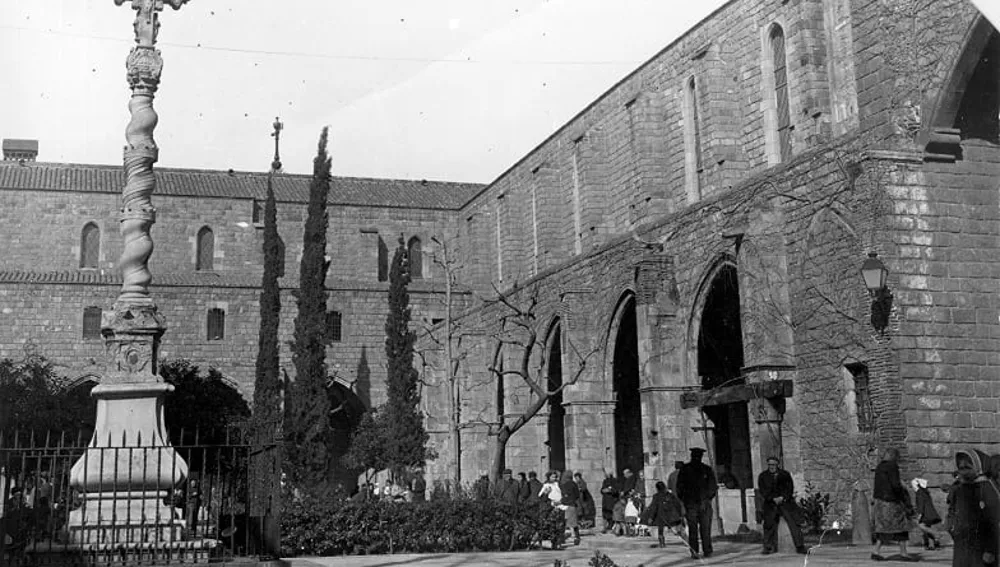 L'Antic Hospital de la Santa Creu, on actualment hi ha la Biblioteca de Catalunya L'Antic Hospital de la Santa Creu, on actualment hi ha la Biblioteca de Catalunya