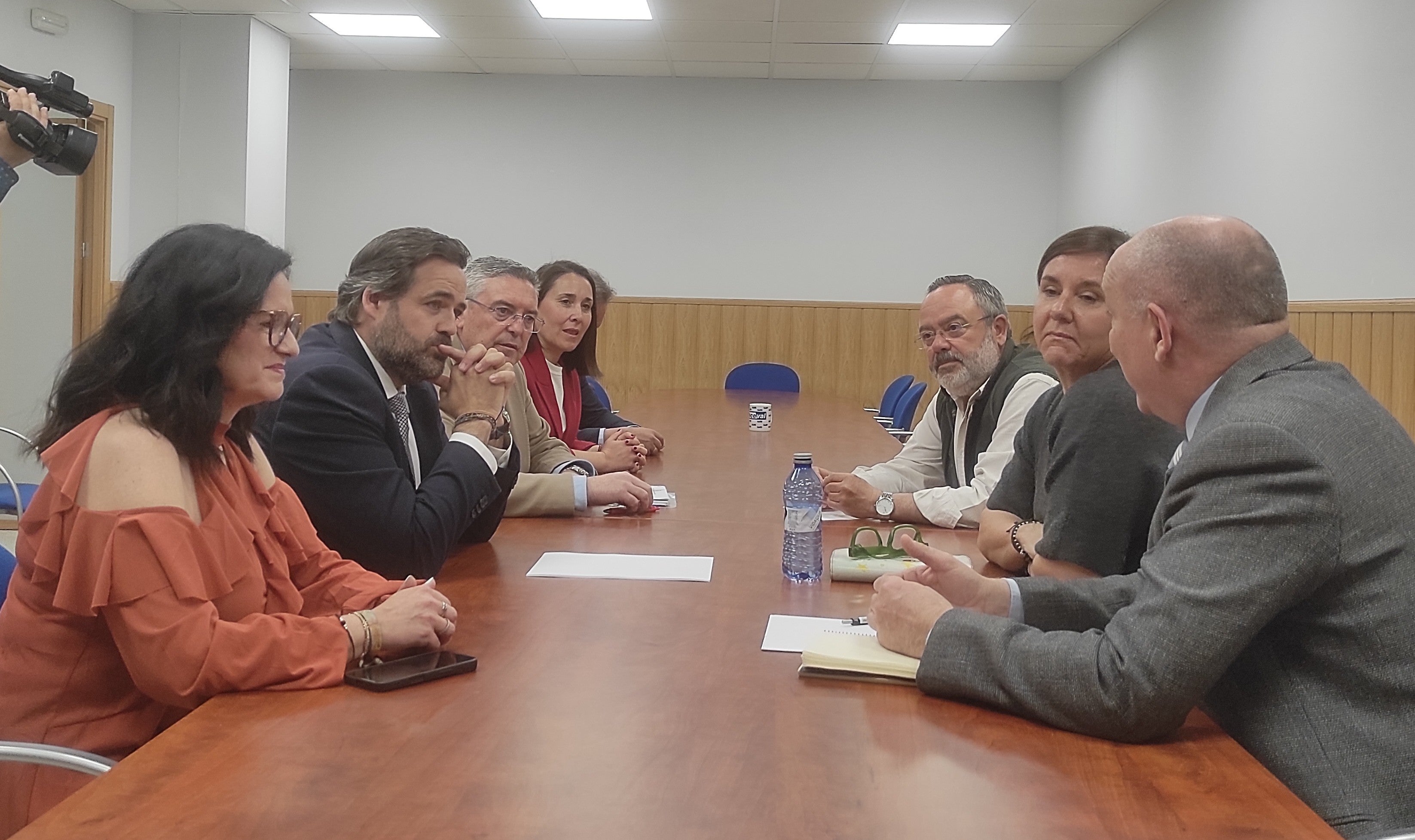 La Interprofesional de los Vinos de Valdepeñas comparte su situación y sus próximos pasos con el presidente del PP en Castilla-La Mancha La Interprofesional de los Vinos de Valdepeñas comparte su situación y sus próximos pasos con el presidente del PP en Castilla-La Mancha