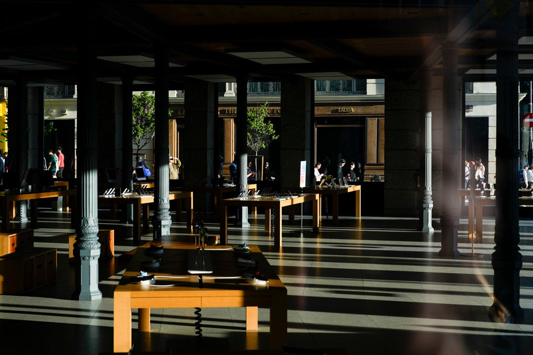 Fotografía de archivo del interior de la tienda Apple de la Puerta del Sol en Madrid el día del apagón el 28 de abril de 2025. Fotografía de archivo del interior de la tienda Apple de la Puerta del Sol en Madrid el día del apagón el 28 de abril de 2025.