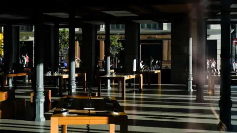 Fotografía de archivo del interior de la tienda Apple de la Puerta del Sol en Madrid el día del apagón el 28 de abril de 2025. Fotografía de archivo del interior de la tienda Apple de la Puerta del Sol en Madrid el día del apagón el 28 de abril de 2025. EFE/ Borja Sanchez-trillo