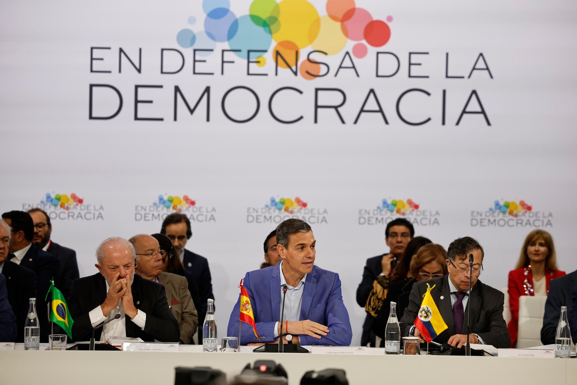 Pedro Sánchez llama a defender la democracia frente a las guerras: "No basta con resistir, hay que proponer" Pedro Sánchez llama a defender la democracia frente a las guerras: "No basta con resistir, hay que proponer"