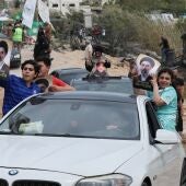 Desplazados libaneses comienzan a regresar a sus hogares tras la entrada en vigor del alto el fuego con Israel, este viernes, en Tiro