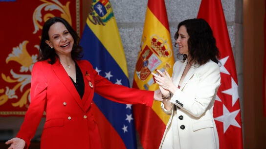 Mar&iacute;a Corina Machado (i) junto a la presidenta madrile&ntilde;a Isabel D&iacute;az Ayuso durante la entrega de la Medalla de Oro. 