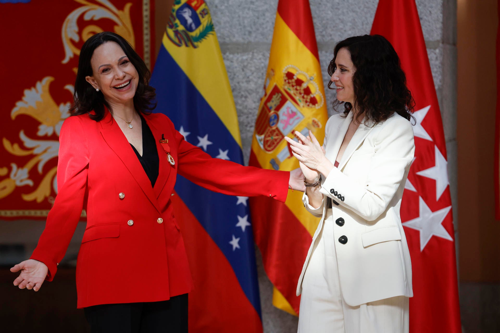 María Corina Machado (i) junto a la presidenta madrileña Isabel Díaz Ayuso durante la entrega de la Medalla de Oro. María Corina Machado (i) junto a la presidenta madrileña Isabel Díaz Ayuso durante la entrega de la Medalla de Oro.