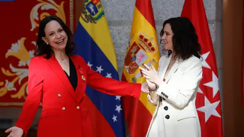 María Corina Machado (i) junto a la presidenta madrileña Isabel Díaz Ayuso durante la entrega de la Medalla de Oro. María Corina Machado (i) junto a la presidenta madrileña Isabel Díaz Ayuso durante la entrega de la Medalla de Oro.