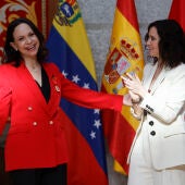 María Corina Machado (i) junto a la presidenta madrileña Isabel Díaz Ayuso durante la entrega de la Medalla de Oro. 