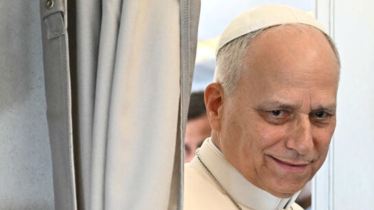 El Papa Le&oacute;n XIV en el avi&oacute;n papal durante su viaje por &Aacute;frica