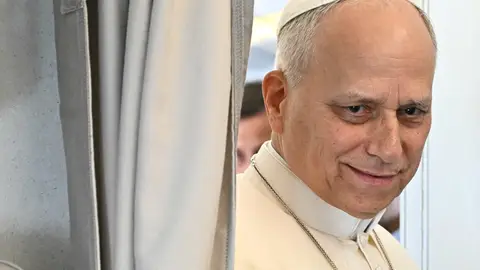 El Papa León XIV en el avión papal durante su viaje por África El Papa León XIV en el avión papal durante su viaje por África