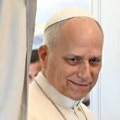 El Papa León XIV en el avión papal durante su viaje por África