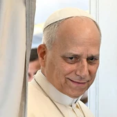El Papa León XIV en el avión papal durante su viaje por África El Papa León XIV en el avión papal durante su viaje por África