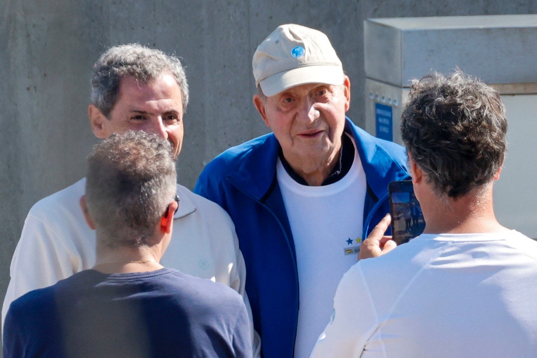 El rey Juan Carlos I, a su llegada al puerto deportivo de Sanxenxo El rey Juan Carlos I, a su llegada al puerto deportivo de Sanxenxo