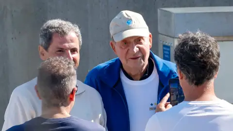El rey Juan Carlos I, a su llegada al puerto deportivo de Sanxenxo El rey Juan Carlos I, a su llegada al puerto deportivo de Sanxenxo