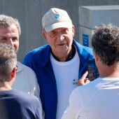 El rey Juan Carlos I, a su llegada al puerto deportivo de Sanxenxo