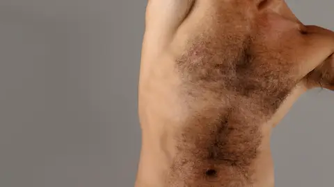 El torso de un hombre desnudo con pelo El torso de un hombre desnudo con pelo