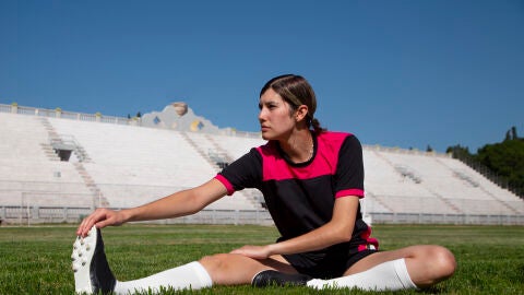 Una chica calienta antes de jugar un partido