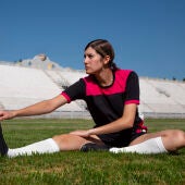 Una chica calienta antes de jugar un partido