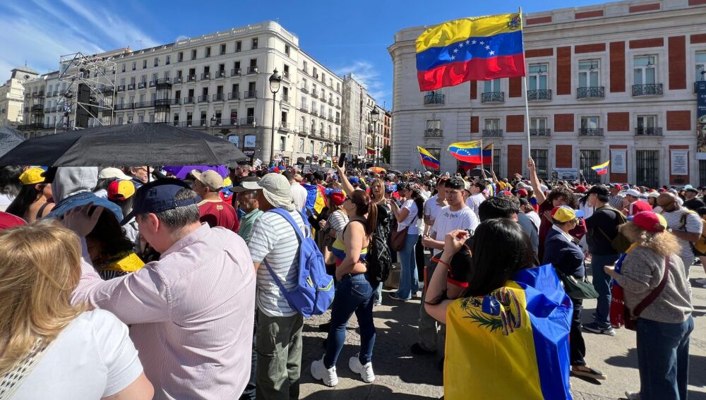 Multitudinaria asistencia de venezolanos en la Puerta del Sol, Madrid