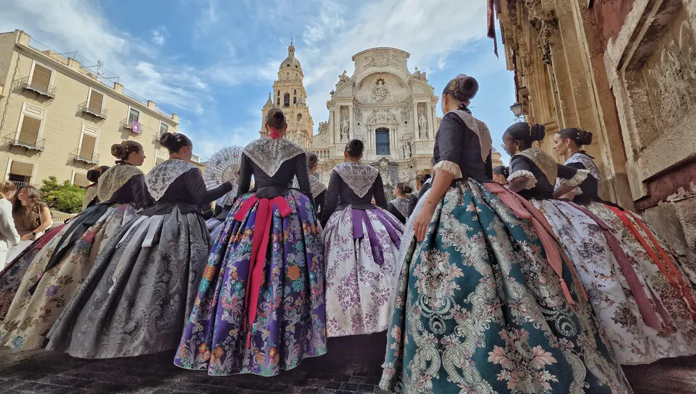 Las candidatas a Reina Mayor y Damas de las fiestas de Elche 2026 durante la jornada de convicencia en Murcia. Las candidatas a Reina Mayor y Damas de las fiestas de Elche 2026 durante la jornada de convicencia en Murcia.