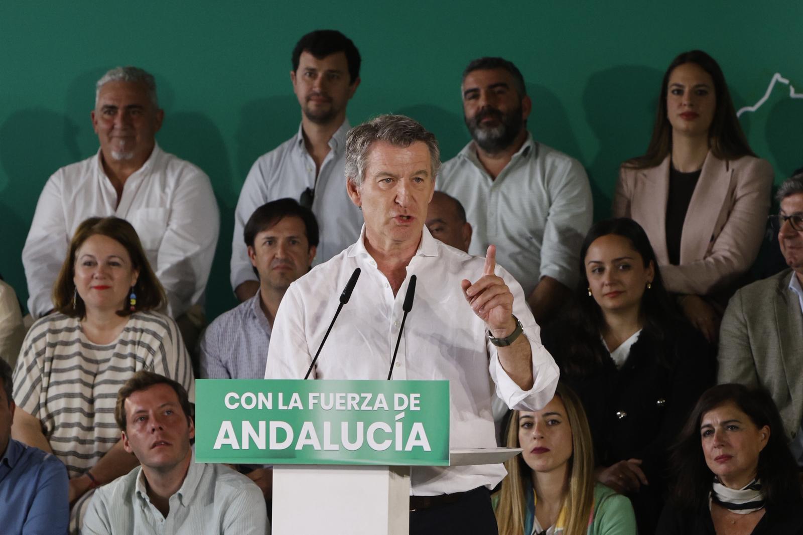 Feijóo reconoce que una mayoría absoluta en Andalucía es "muy difícil" pero confía en Juanma Moreno: "Ha dado la vuelta a 40 años de PSOE" Feijóo reconoce que una mayoría absoluta en Andalucía es "muy difícil" pero confía en Juanma Moreno: "Ha dado la vuelta a 40 años de PSOE"