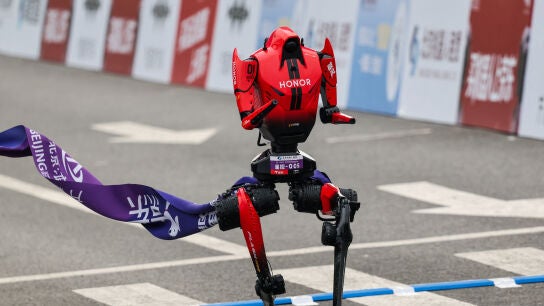Robot humanoide compite en la media marat&oacute;n de Pek&iacute;n (China)