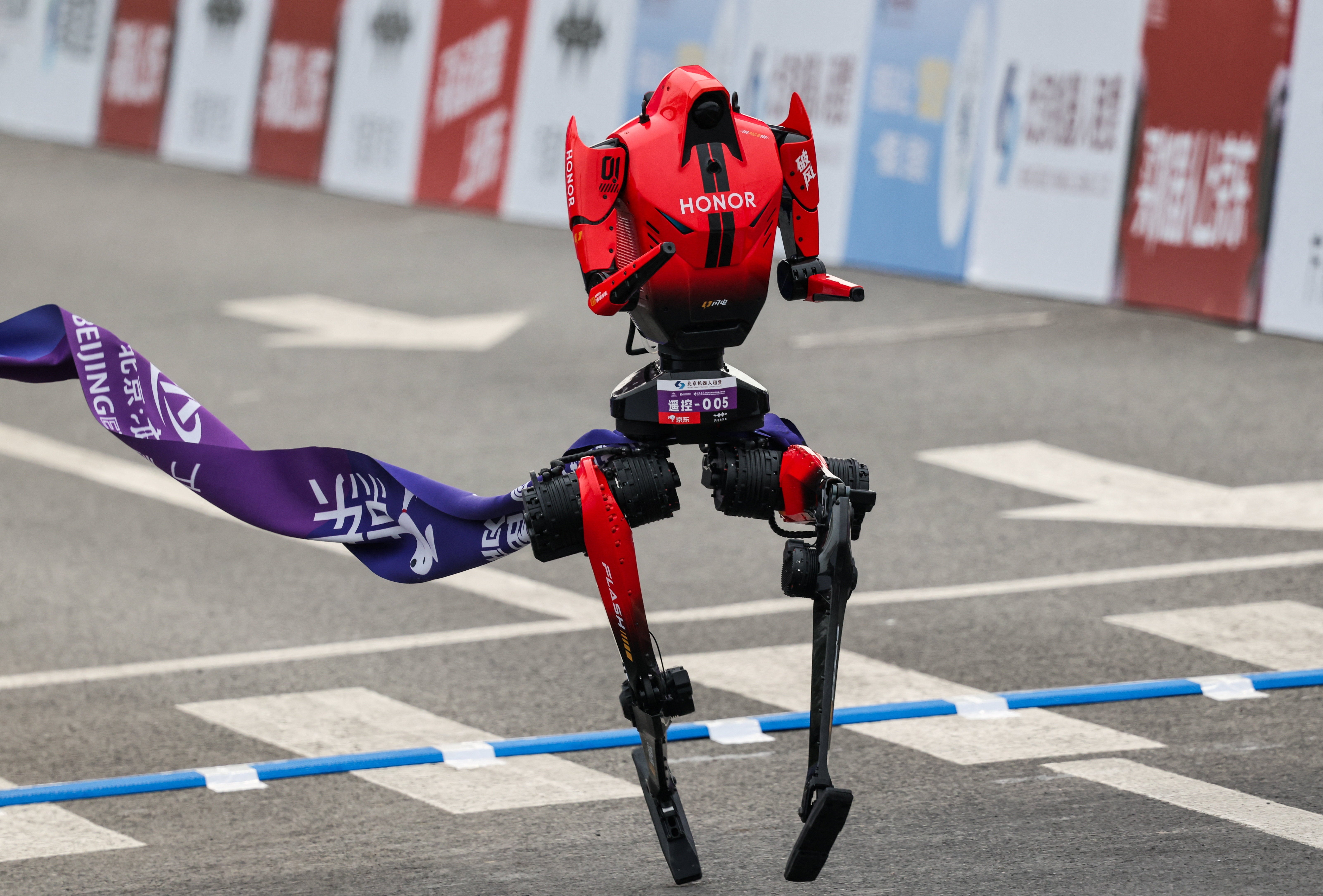 Robot humanoide compite en la media maratón de Pekín (China) Robot humanoide compite en la media maratón de Pekín (China)