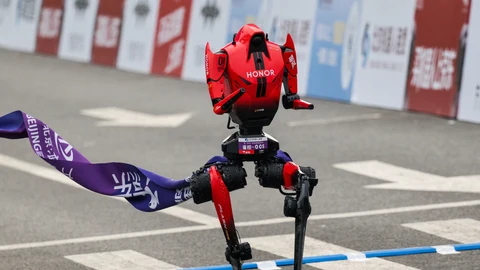 Robot humanoide compite en la media maratón de Pekín (China)