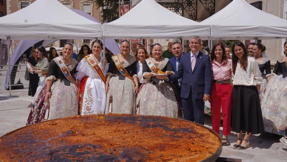 Arroz con costra gigante cocinado en Murcia por la Gestor de Festejos Populares de Elche. Arroz con costra gigante cocinado en Murcia por la Gestor de Festejos Populares de Elche.