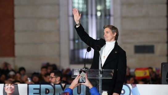 El cantante Carlos Baute, interviene durante la concentraci&oacute;n contra el r&eacute;gimen de Nicol&aacute;s Maduro antes de la toma de posesi&oacute;n como presidente de Venezuela, en la Puerta del Sol, a 9 de enero de 2025