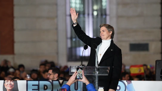 El cantante Carlos Baute, interviene durante la concentración contra el régimen de Nicolás Maduro antes de la toma de posesión como presidente de Venezuela, en la Puerta del Sol, a 9 de enero de 2025 El cantante Carlos Baute, interviene durante la concentración contra el régimen de Nicolás Maduro antes de la toma de posesión como presidente de Venezuela, en la Puerta del Sol, a 9 de enero de 2025