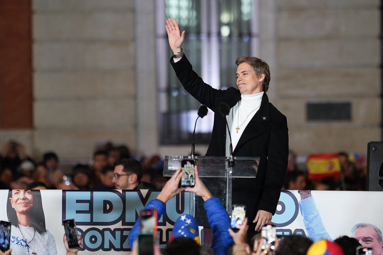 El cantante Carlos Baute, interviene durante la concentración contra el régimen de Nicolás Maduro antes de la toma de posesión como presidente de Venezuela, en la Puerta del Sol, a 9 de enero de 2025 El cantante Carlos Baute, interviene durante la concentración contra el régimen de Nicolás Maduro antes de la toma de posesión como presidente de Venezuela, en la Puerta del Sol, a 9 de enero de 2025