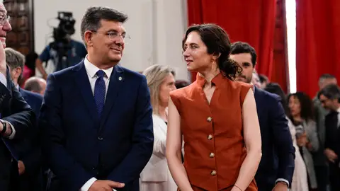 Díaz Ayuso junto al nuevo rector de la Universidad de Alcalá, Carmelo García, en su toma de posesión Díaz Ayuso junto al nuevo rector de la Universidad de Alcalá, Carmelo García, en su toma de posesión