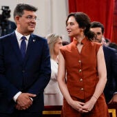 Díaz Ayuso junto al nuevo rector de la Universidad de Alcalá, Carmelo García, en su toma de posesión