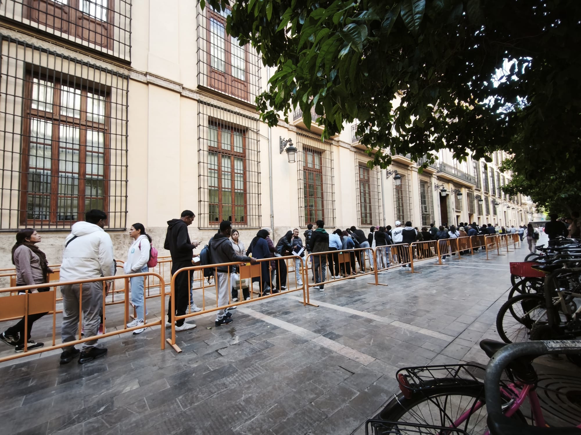 Colas, algo de "confusión" y "mucha esperanza" en el primer día de regularización presencial en València Colas, algo de "confusión" y "mucha esperanza" en el primer día de regularización presencial en València