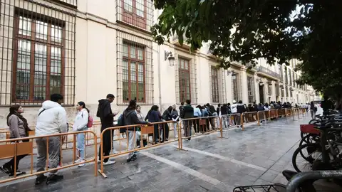 Cola en el exterior del Ayuntamiento de València este lunes por la mañana. Cola en el exterior del Ayuntamiento de València este lunes por la mañana.