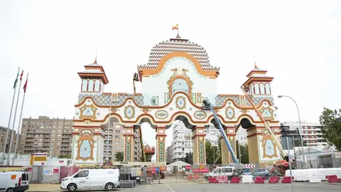 Más de 28.000 bombillas se encenderán esta 'Noche del Pescaíto' en la portada para dar comienzo a la Feria Más de 28.000 bombillas se encenderán esta 'Noche del Pescaíto' en la portada para dar comienzo a la Feria