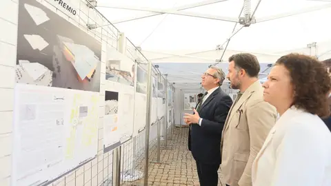 El alcalde de Elche -en el centro de la imagen- con el presidente de la Diputación de Alicante y la diputada provincial de Arquitectura. El alcalde de Elche -en el centro de la imagen- con el presidente de la Diputación de Alicante y la diputada provincial de Arquitectura.