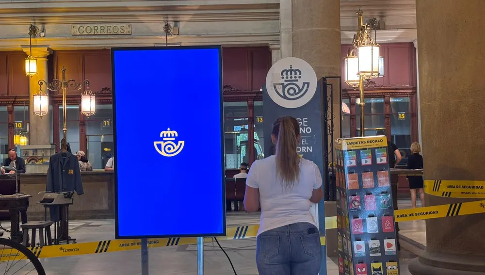 Una dona que ha acudit a Correus per sol·licitar la regularització Una dona que ha acudit a Correus per sol·licitar la regularització