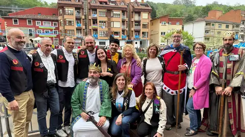 Foto conmemorativa tras el pregón de Rodrigo Cuevas Foto conmemorativa tras el pregón de Rodrigo Cuevas