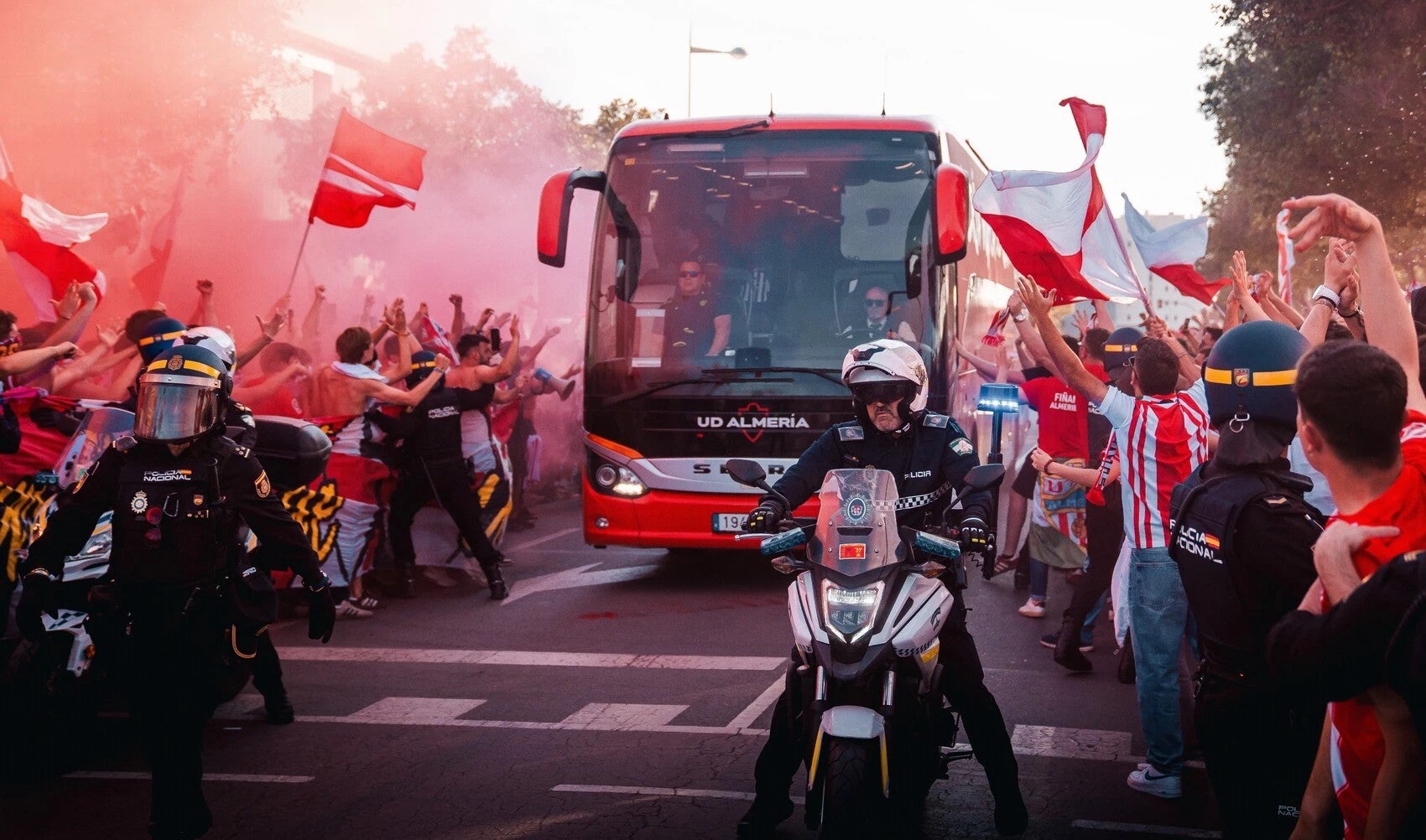 Cinco detenidos en los altercados previos al UD Almería–Málaga CF, uno de ellos hospitalizado Cinco detenidos en los altercados previos al UD Almería–Málaga CF, uno de ellos hospitalizado