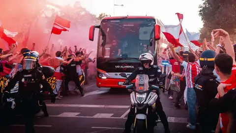 Cinco detenidos en los altercados previos al UD Almería–Málaga CF, uno de ellos hospitalizado Cinco detenidos en los altercados previos al UD Almería–Málaga CF, uno de ellos hospitalizado