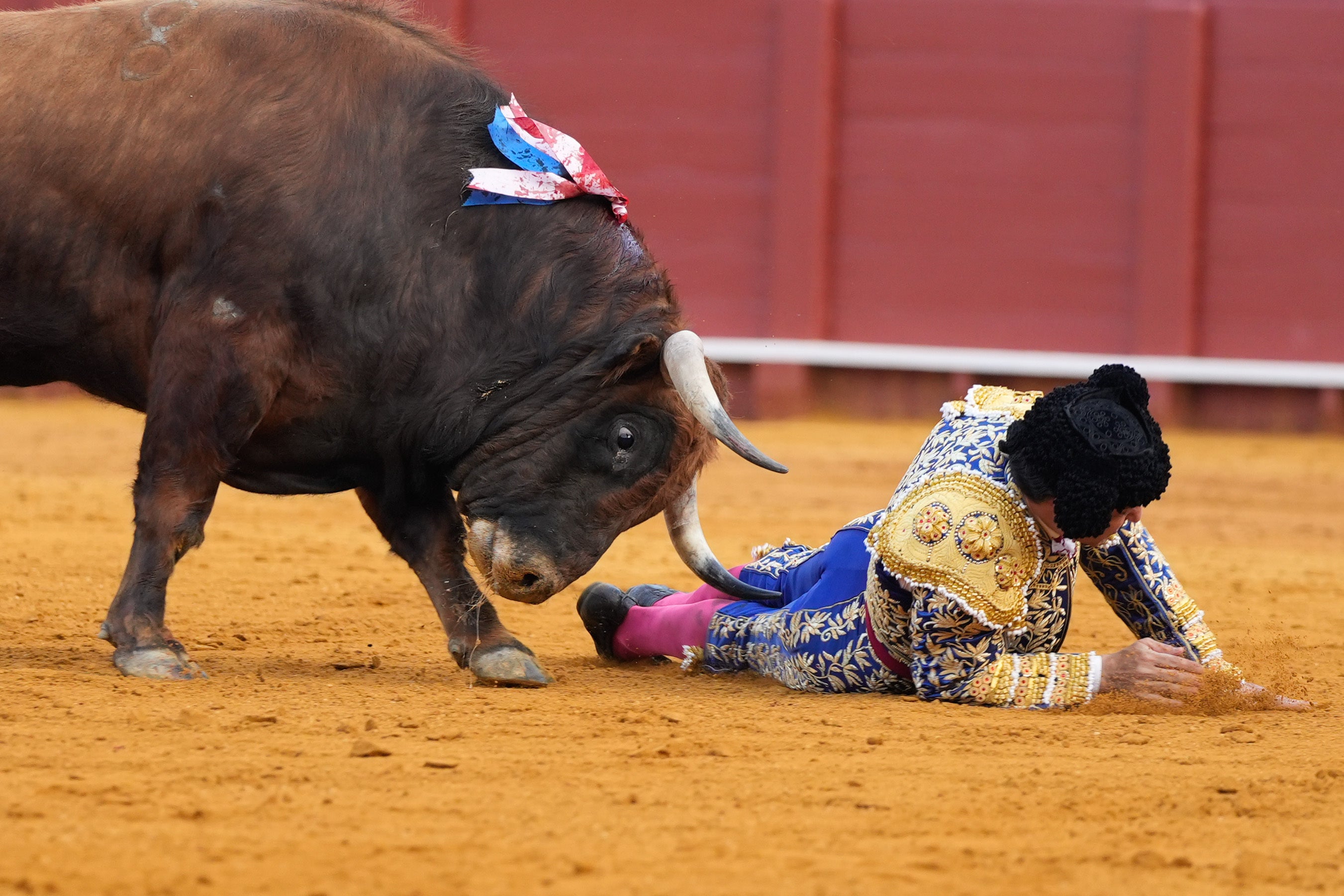 Cogida de Morante de la Puebla en la décima corrida de la Feria de Sevilla Cogida de Morante de la Puebla en la décima corrida de la Feria de Sevilla