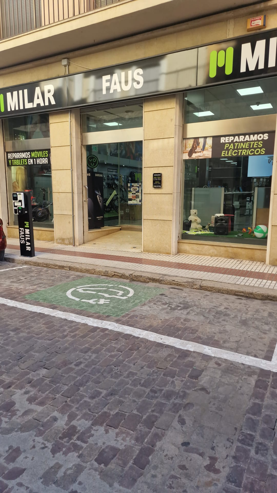 El centro de Algemesí suma ya dos puntos de recarga para vehículos eléctricos impulsados por el comercio local El centro de Algemesí suma ya dos puntos de recarga para vehículos eléctricos impulsados por el comercio local