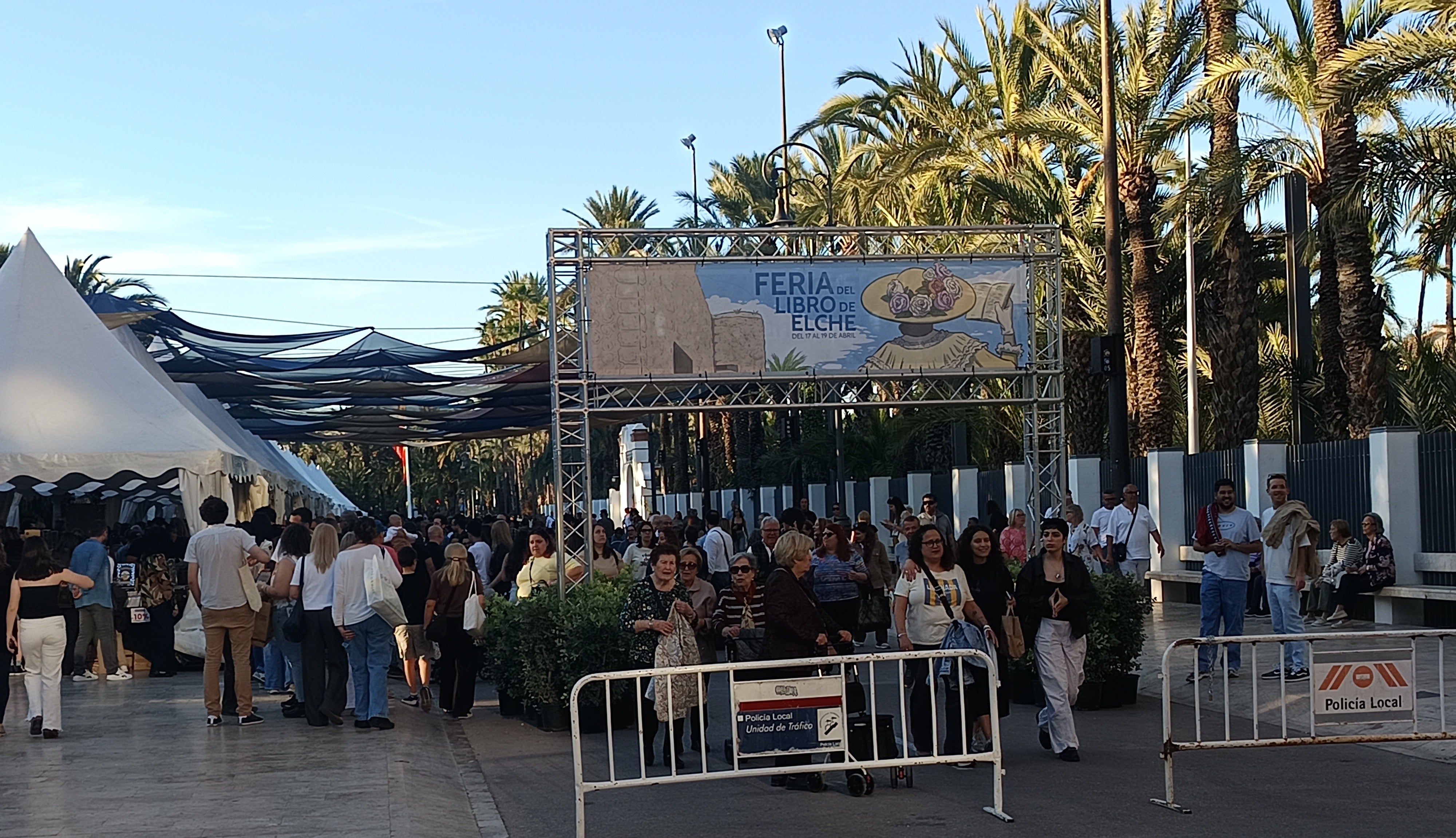 La feria del libro de Elche reúne a más de 30.000 personas en un fin de semana La feria del libro de Elche reúne a más de 30.000 personas en un fin de semana
