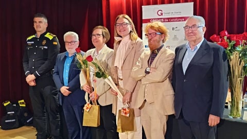Els representants de l'Ajuntament de Barcelona acompanyen els presidents dels gremis de Llibreters, Floristes i Flequers