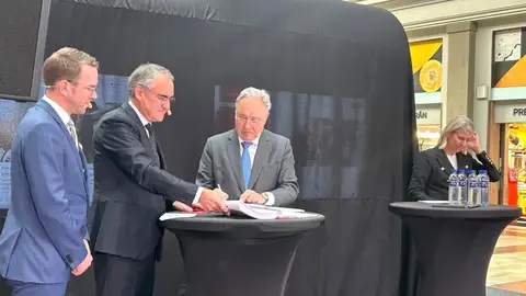 Jainaga (primero por la derecha) con representantes de la administración sueca en la firma de un pedido de trenes Jainaga (primero por la derecha) con representantes de la administración sueca en la firma de un pedido de trenes