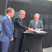 Jainaga (primero por la derecha) con representantes de la administración sueca en la firma de un pedido de trenes Jainaga (primero por la derecha) con representantes de la administración sueca en la firma de un pedido de trenes