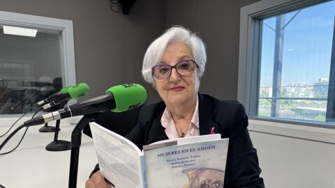 Dolores Tolosa, presentando Mujeres en el and&eacute;n
